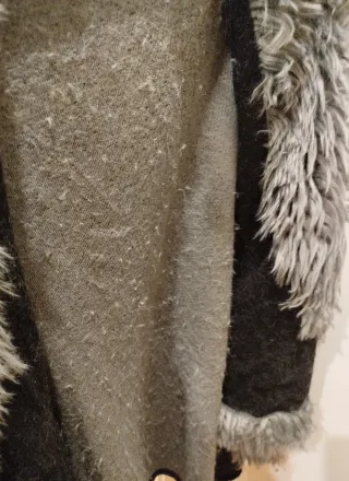 Chaleco de pelo gris y negro