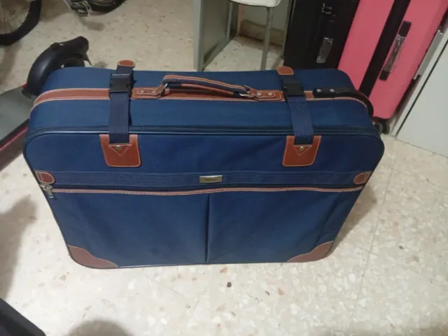 Maleta azul y marrón