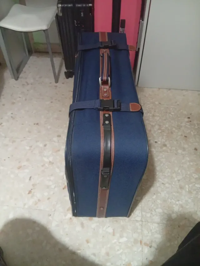 Maleta azul y marrón