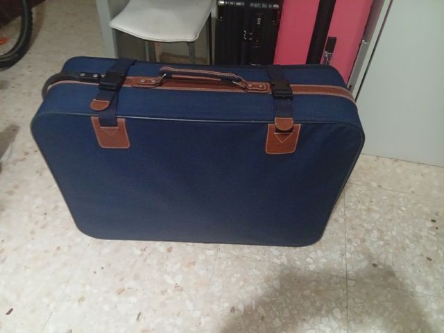 Maleta azul y marrón
