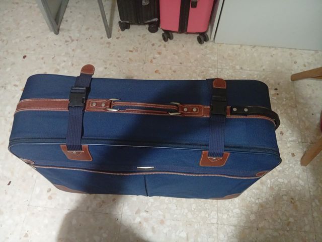Maleta azul y marrón