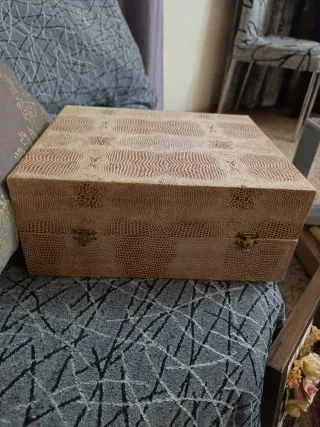 Cajita antigua con set de vajilla