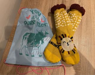 Calcetines de niño con león y lunares