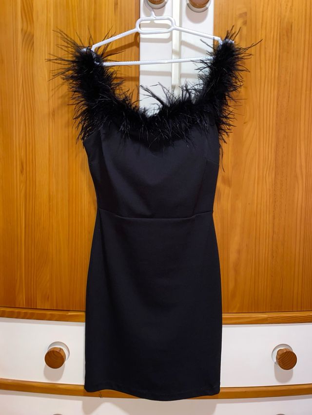Vestido negro con plumas