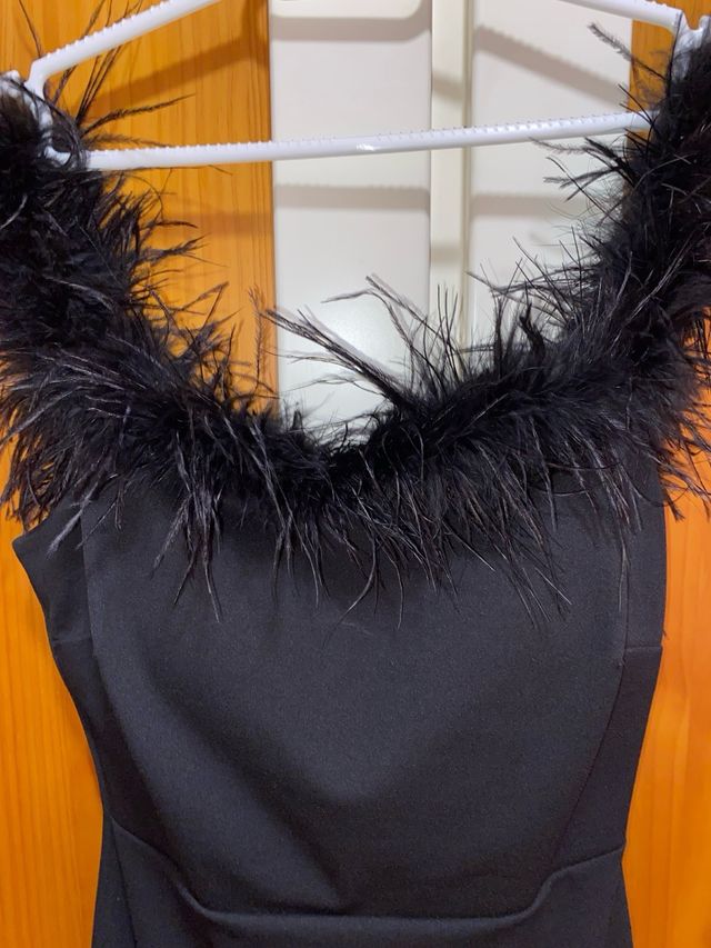 Vestido negro con plumas