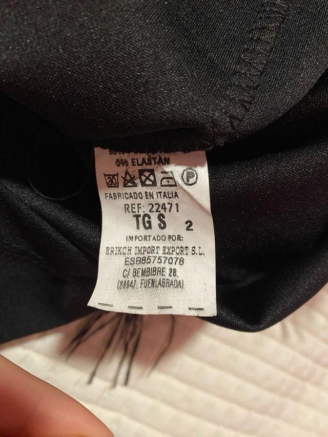 Vestido negro con plumas