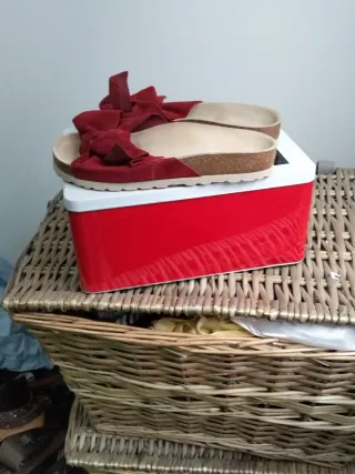 Sandalias Beige con Lazo Rojo