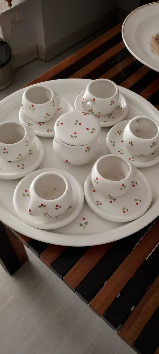 Juego de café con tazas ,platillos y azucarera