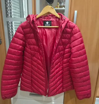 Chaqueta Outerwear Roja con Capucha