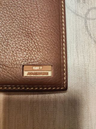 Cartera de piel marrón