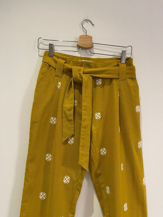 Pantalones amarillos con cinturón y bordado