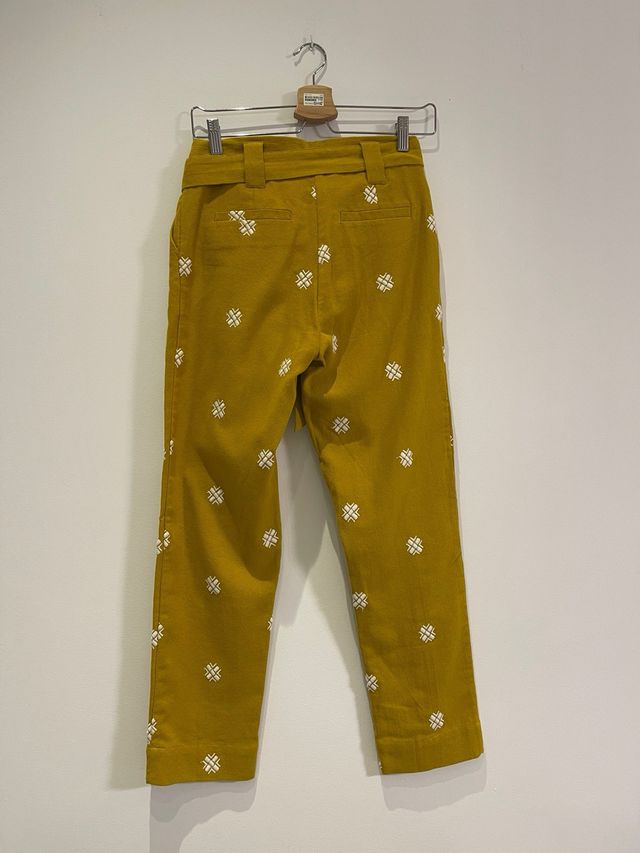Pantalones amarillos con cinturón y bordado