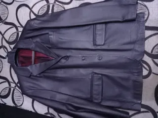 Americana de piel negra y morada