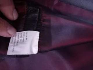 Americana de piel negra y morada