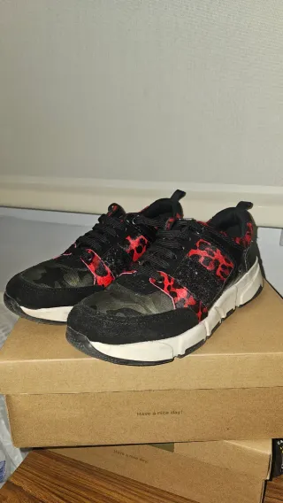 Zapatillas Gioseppo negras y rojas