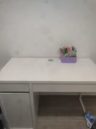 Scrivania bianca con cassetti