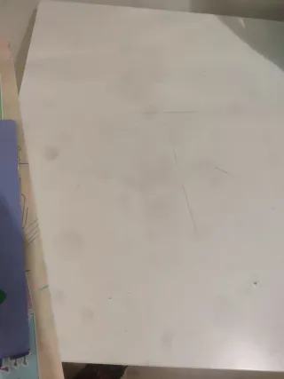 Scrivania bianca con cassetti