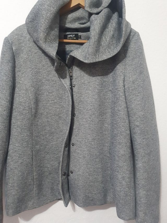 Abrigo gris ONLY .