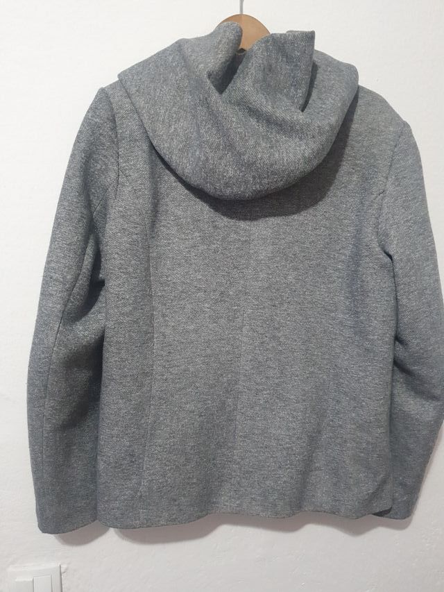 Abrigo gris ONLY .