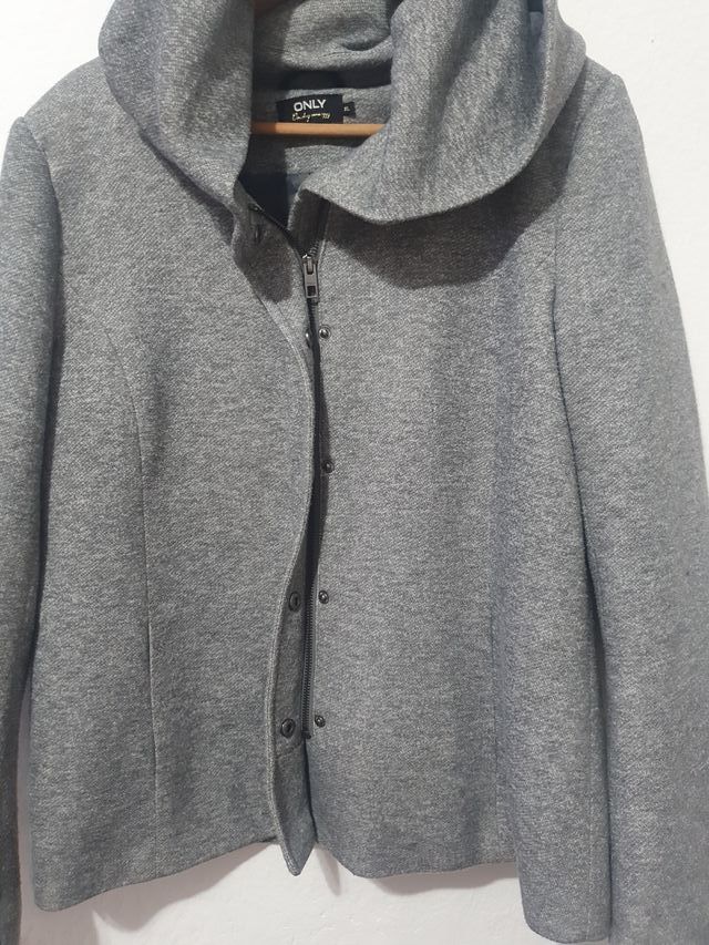 Abrigo gris ONLY .