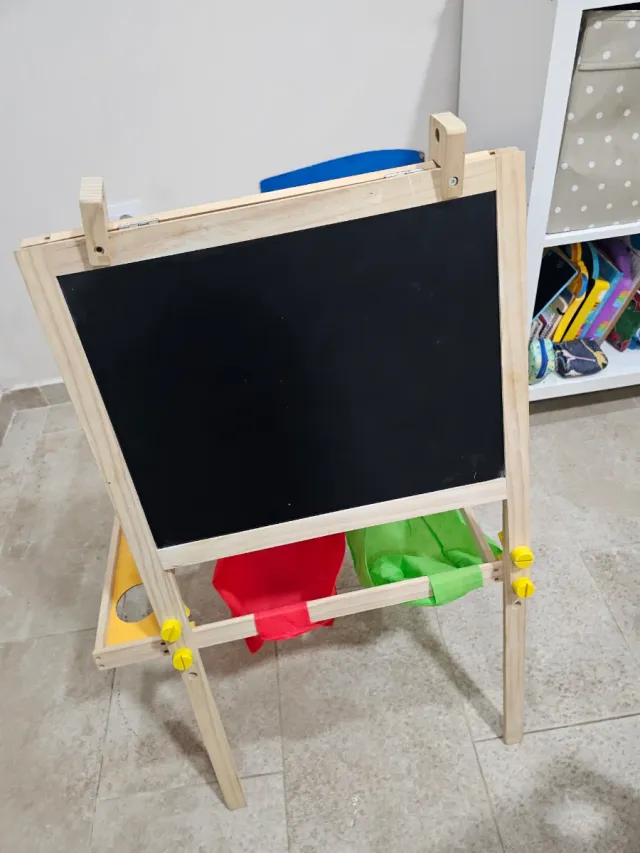 Pizarra infantil de madera con accesorios