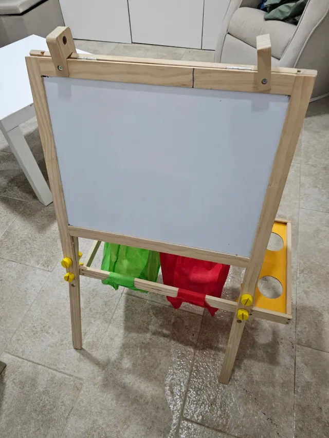 Pizarra infantil de madera con accesorios