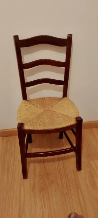 Silla de madera con asiento de mimbre