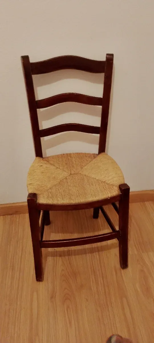Silla de madera con asiento de mimbre