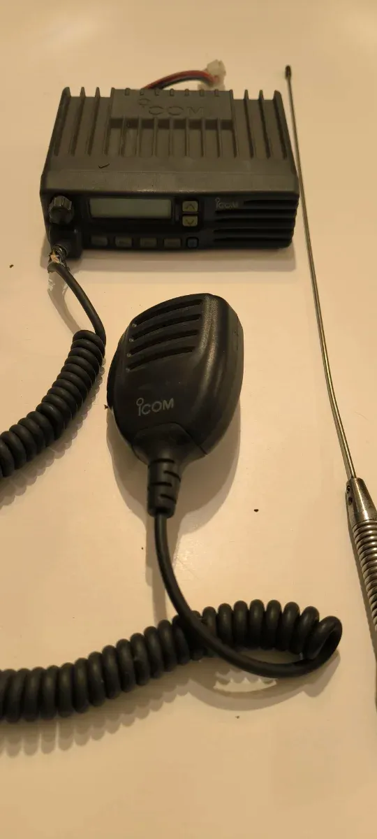 Emisora Icom con micrófono y antena
