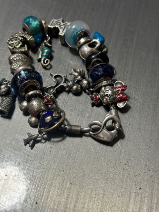 Pulsera Pandora con charms, precio negociable