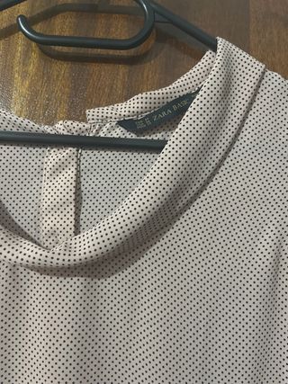 Blusa sin mangas lunares beige y negro