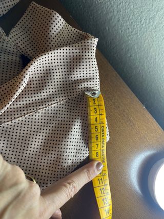 Blusa sin mangas lunares beige y negro