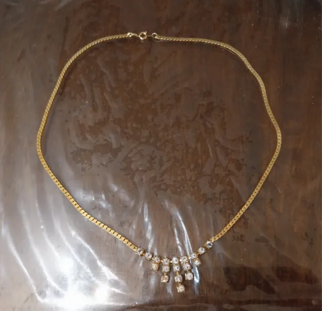 Colgante dorado con cristales