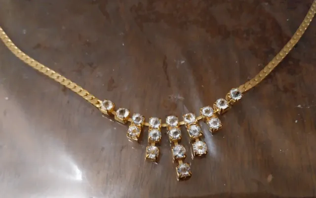 Colgante dorado con cristales