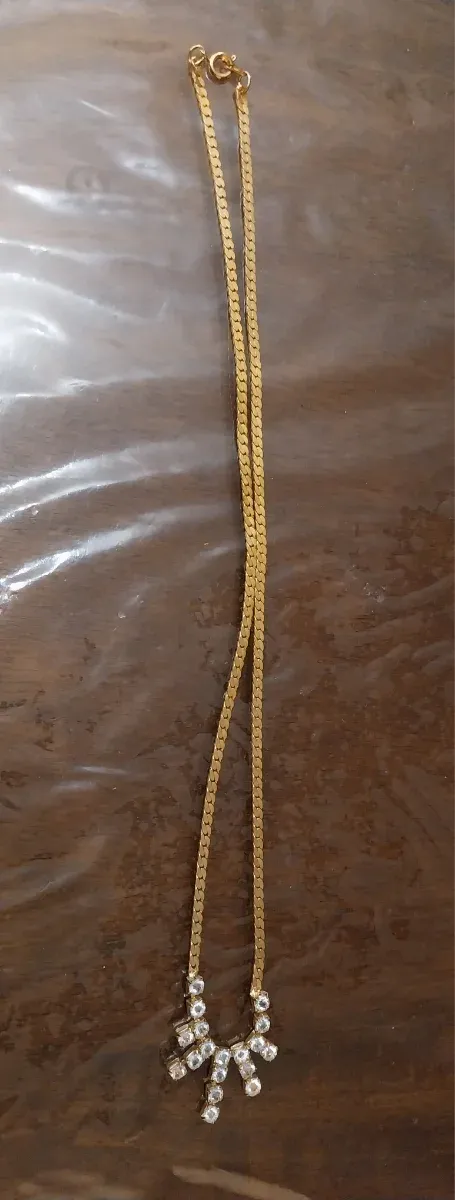 Colgante dorado con cristales