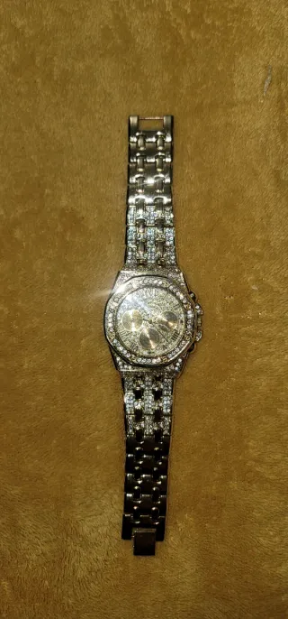 Reloj dorado y plateado con brillantes
