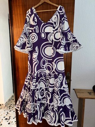 Traje de flamenca morado y blanco