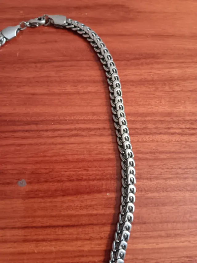 Cadena de acero plateada