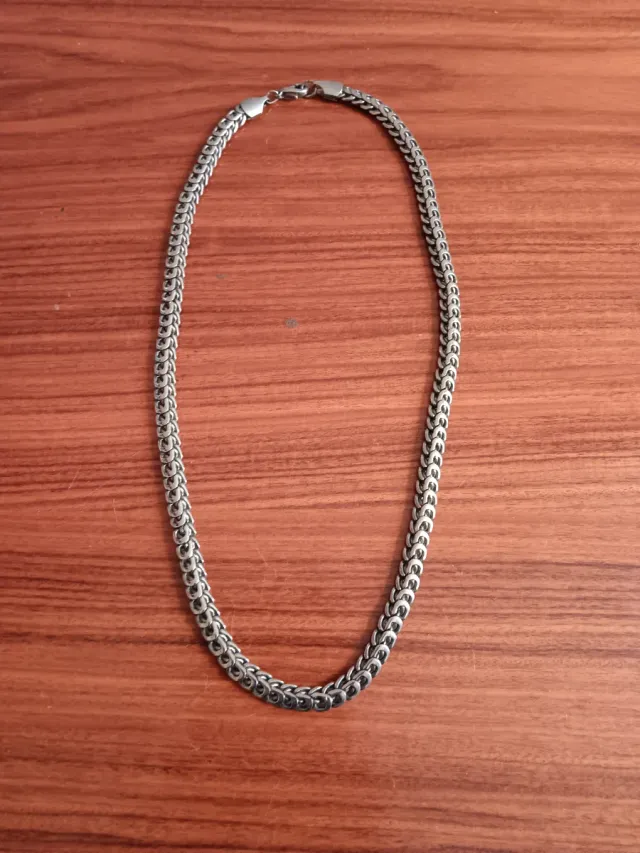 Cadena de acero plateada