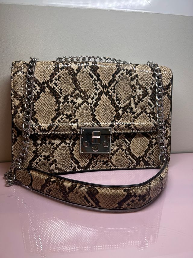 Bolso Stradivarius estampado serpiente