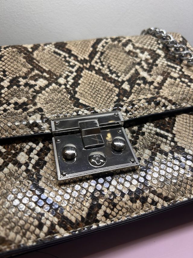 Bolso Stradivarius estampado serpiente