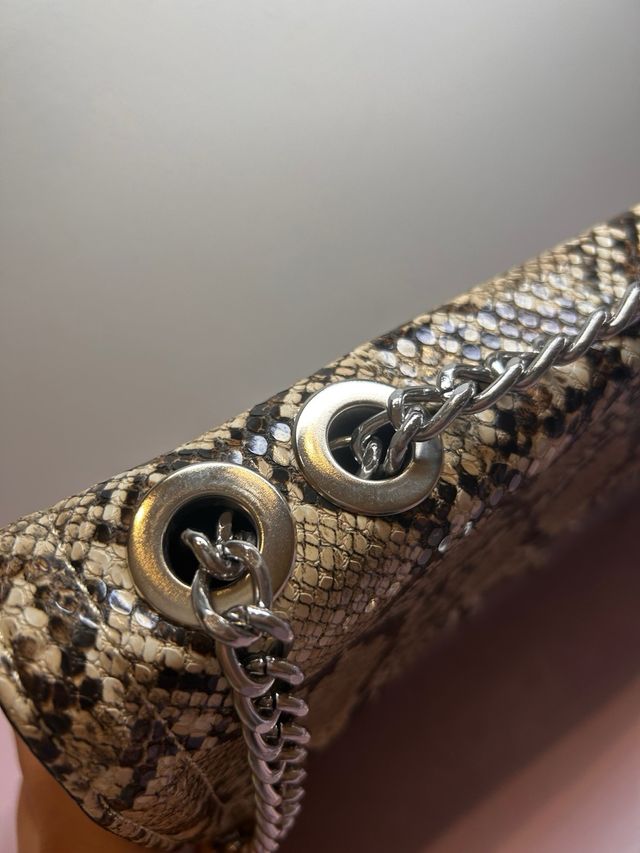Bolso Stradivarius estampado serpiente