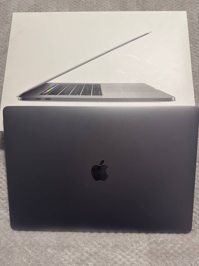 Macbook Pro 15" Touchbar i7 16GB 512GB + EXTRAS