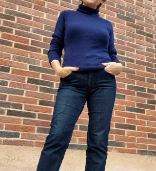 Suéter cuello cisne azul oscuro