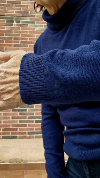 Suéter cuello cisne azul oscuro