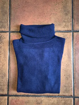 Suéter cuello cisne azul oscuro