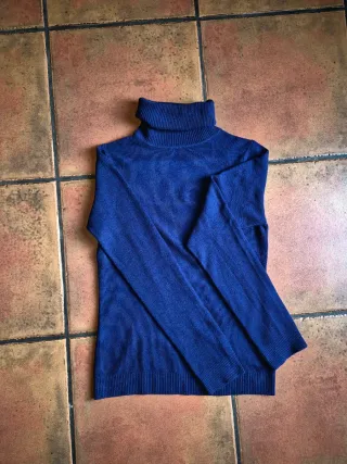 Suéter cuello cisne azul oscuro