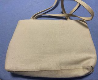 Bolso loneta beige y dorado conchas mide 25x17 cm