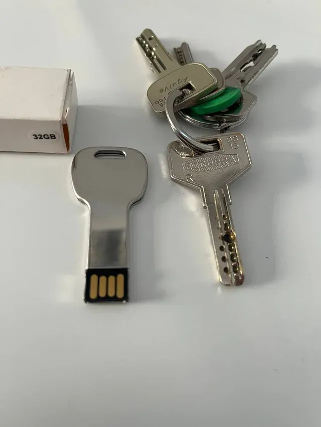 Memoria USB forma de llave 32GB metálica. NUEVA