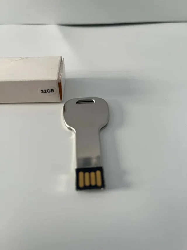 Memoria USB forma de llave 32GB metálica. NUEVA